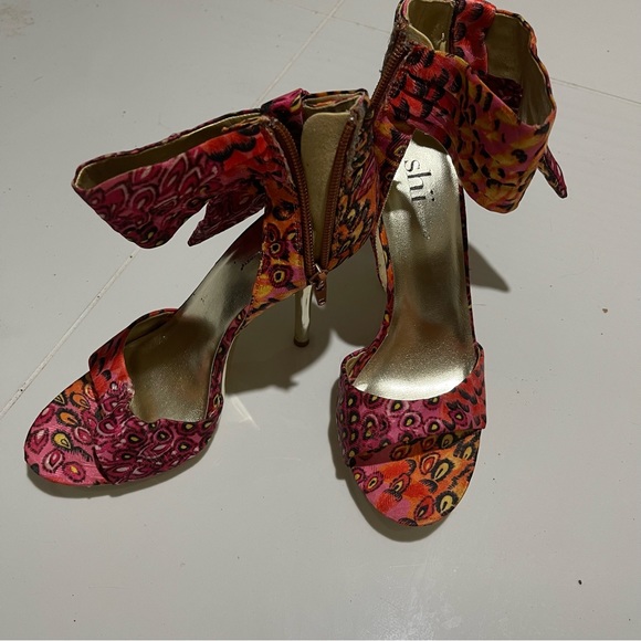 Gold Paisley Bow Stiletto Heels - Picture 3 of 7